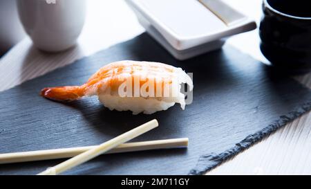 Ebi Nigiri Sushi. Sushi-Reis kombiniert mit erstklassigen Garnelen. Stockfoto