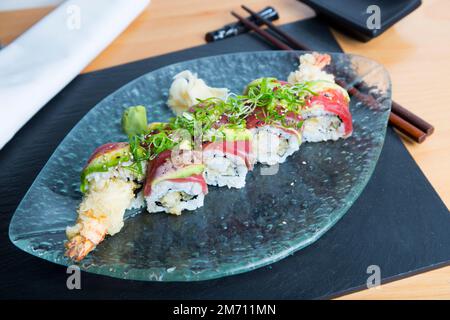 Ebi Uramaki Sushi. Sushi-Reis kombiniert mit erstklassigen Garnelen. Stockfoto