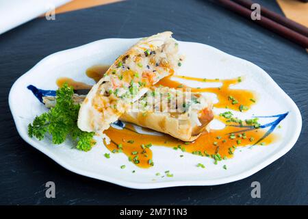Ebi Sushi. Sushi-Reis kombiniert mit erstklassigen Garnelen. Stockfoto