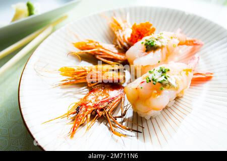 Ebi Nigiri Sushi. Sushi-Reis kombiniert mit erstklassigen Garnelen. Stockfoto