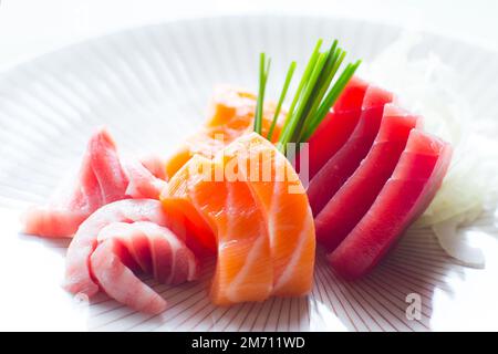 Sashimi Sushii mit verschiedenen Fischarten wie Thunfisch und Lachs. Stockfoto