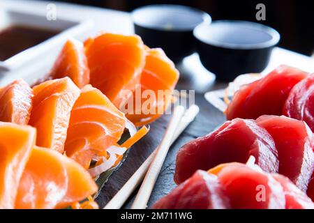 Sashimi Sushii mit verschiedenen Fischarten wie Thunfisch und Lachs. Stockfoto