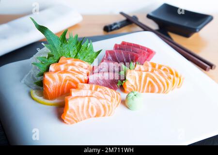 Sashimi Sushii mit verschiedenen Fischarten wie Thunfisch und Lachs. Stockfoto
