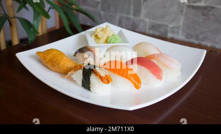 Nigiri Sushi mit verschiedenen Fischarten wie Thunfisch und Lachs. Stockfoto