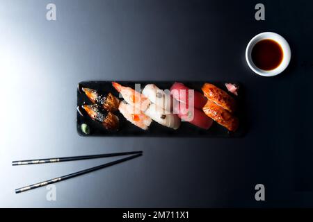 Nigiri Sushi mit verschiedenen Fischarten wie Thunfisch und Lachs. Stockfoto