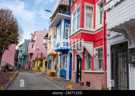 Farbige Häuser in der Altstadt von Balat. Traditionelle türkische Straße. Fatih, Istanbul, Türkei. Stockfoto