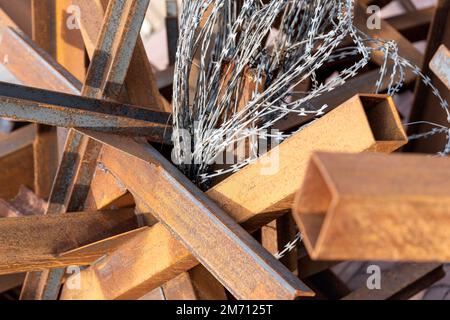 Stacheldraht über PanzerabwehrIgel gedehnt. Befestigte Verteidigungslinie Stockfoto