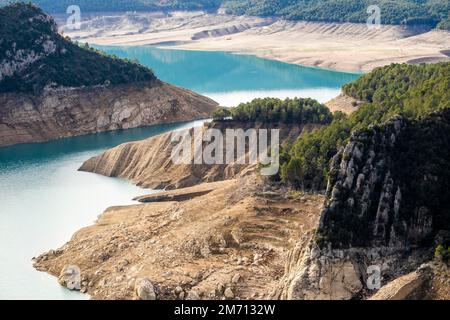 Der Fluss Noguera Pallaresa, der in der Trockenzeit durch den Congost de Mont Rebei in Katalonien in Spanien fließt Stockfoto