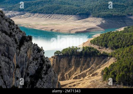 Der Fluss Noguera Pallaresa, der in der Trockenzeit durch den Congost de Mont Rebei in Katalonien in Spanien fließt Stockfoto