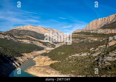 Der Fluss Noguera Pallaresa, der in der Trockenzeit durch den Congost de Mont Rebei in Katalonien in Spanien fließt Stockfoto