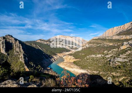 Der Fluss Noguera Pallaresa, der in der Trockenzeit durch den Congost de Mont Rebei in Katalonien in Spanien fließt Stockfoto