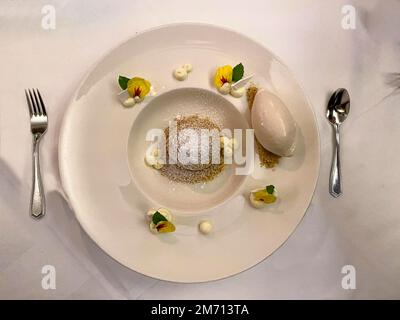 Dessert, Mousse mit feinen Zutaten auf einem fein dekorierten Tisch, Hessen, Deutschland, Europa Stockfoto