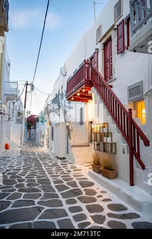 Kykladische weiße Häuser mit bunten Fensterläden, Gassen der Altstadt Chora, Mykonos Stadt, Mykonos, Kykladen, Griechenland Stockfoto