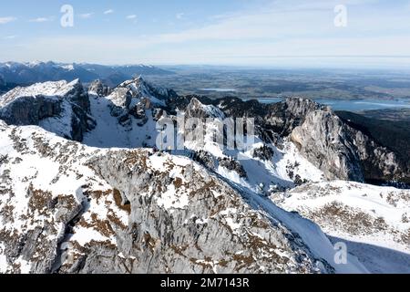 Alpenpanorama, Luftaufnahme, schneebedeckte Berge im Winter, Gipfel der Ammergauer Hochplatte und des Forggensees, Ammergaualpen, Bayern, Deutschland Stockfoto