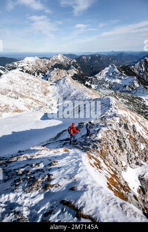 Bergsteiger im Winter, Wanderung zur Ammergauer Hochplatte in den Ammergaualpen, Bayern, Deutschland Stockfoto