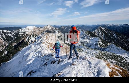 Bergsteiger im Winter, Wanderung zur Ammergauer Hochplatte in den Ammergaualpen, Bayern, Deutschland Stockfoto