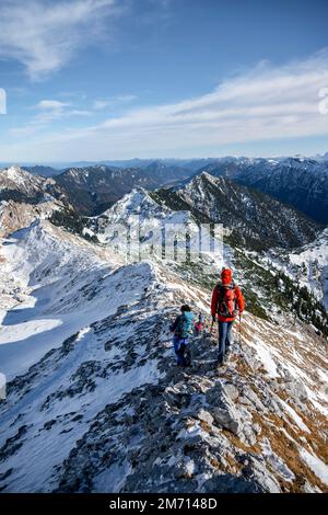 Bergsteiger im Winter, Wanderung zur Ammergauer Hochplatte in den Ammergaualpen, Bayern, Deutschland Stockfoto