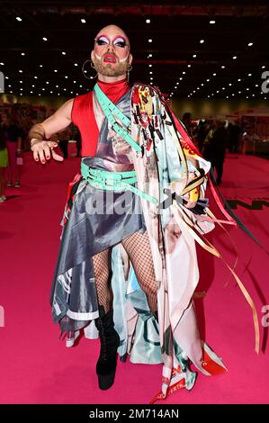 London, Großbritannien. 6. Januar 2023 Moderatorin Drag Beast Jazbazmaz nimmt an RuPaul's DragCon UK Teil, präsentiert von World of Wonder auf der Excel London - 6. Januar 2023. Kredit: Siehe Li/Picture Capital/Alamy Live News Stockfoto