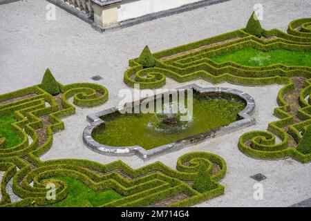 Schloss Linderhof mit Brunnen im Garten, Gemeinde Ettal, Bezirk Garmisch Partenkirchen, Oberbayern, Bayern, Deutschland Stockfoto