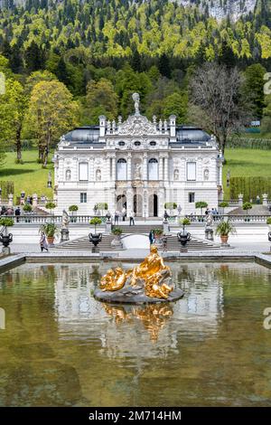 Königliche Villa Linderhof mit Brunnen, Gemeinde Ettal, Bezirk Garmisch Partenkirchen, Oberbayern, Bayern, Deutschland Stockfoto