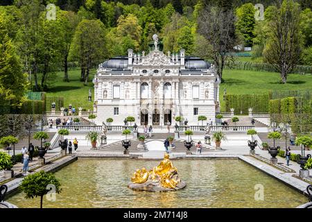 Königliche Villa Linderhof mit Brunnen, Gemeinde Ettal, Bezirk Garmisch Partenkirchen, Oberbayern, Bayern, Deutschland Stockfoto