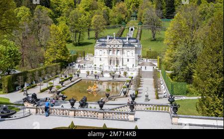 Königliche Villa Linderhof mit Brunnen, Gemeinde Ettal, Bezirk Garmisch Partenkirchen, Oberbayern, Bayern, Deutschland Stockfoto