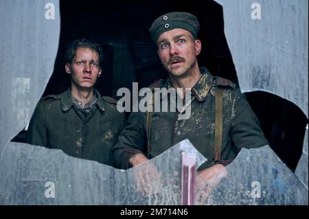 VERÖFFENTLICHUNGSDATUM: 28. Oktober 2022. TITEL: Alles ruhig an der Westfront. STUDIO: Netflix. DIREKTOR: Edward Berger. PLOT: Ein junger deutscher Soldat erlebte erschreckende Erlebnisse und Not an der Westfront im Ersten Weltkrieg MIT FELIX KAMMERER als Paul Baumer, ALBRECHT SCHUCH als Stanislaus Katczinsky. (Kreditbild: © Netflix/Entertainment Pictures) Stockfoto