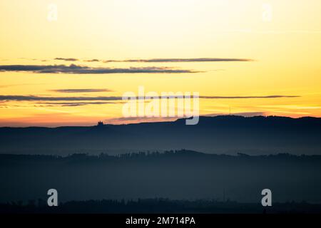 Morgengrauen vor Sonnenaufgang in deutschland schwäbien mit schloss hohenzollern am Horizont Stockfoto