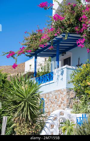 Weißes Haus mit Blumen, Astypalea, Südsporaden, Ägäisches Meer, Griechenland Stockfoto