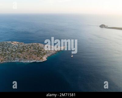 Segelboote auf Levitha Island, südliche Ägäis, Griechenland Stockfoto