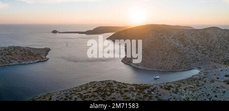 Segelboote auf Levitha Island, südliche Ägäis, Griechenland Stockfoto