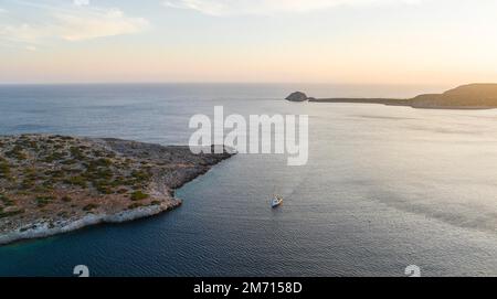 Segelboote auf Levitha Island, südliche Ägäis, Griechenland Stockfoto