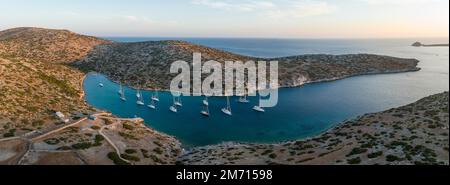 Segelboote auf Levitha Island, südliche Ägäis, Griechenland Stockfoto