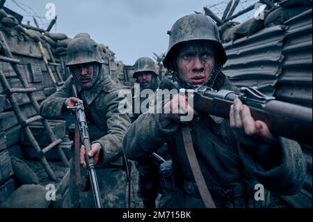 VERÖFFENTLICHUNGSDATUM: 28. Oktober 2022. TITEL: Alles ruhig an der Westfront. STUDIO: Netflix. DIREKTOR: Edward Berger. PLOT: Ein junger deutscher Soldat erlebte erschreckende Erlebnisse und Not an der Westfront im Ersten Weltkrieg IN DER HAUPTROLLE: FELIX KAMMERER als Paul Baumer, ALBRECHT SCHUCH, EDIN HASANOVIC. (Kreditbild: © Netflix/Entertainment Pictures) Stockfoto