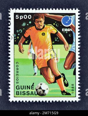 Stornierte Briefmarke, gedruckt von Guinea-Bissau, die Fußball, Fußball-Europameisterschaft 1988 - Essen, ca. 1988 zeigt. Stockfoto
