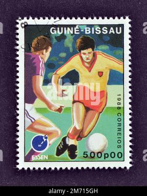 Stornierte Briefmarke, gedruckt von Guinea-Bissau, die Fußball, Fußball-Europameisterschaft 1988 - Essen, ca. 1988 zeigt. Stockfoto