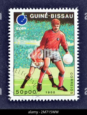 Stornierte Briefmarke, gedruckt von Guinea-Bissau, die Fußball, Fußball-Europameisterschaft 1988 - Essen, ca. 1988 zeigt. Stockfoto