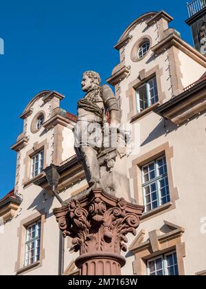 Detail des Brunnens mit einer Männerstatue vor einem alten Gebäude in der Altstadt, Sigmaringen, Baden-Württemberg Stockfoto