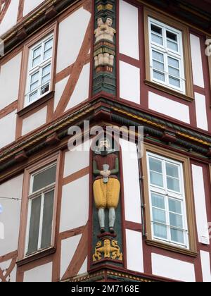 Die entbauten Schnitzereien an der Ecke Stumpf House, Fachwerkhaus, Alsfeld, Hessen, Deutschland Stockfoto