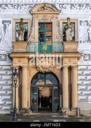 Bemaltetes Gebäude im Innenhof des Residenzschlosses, Dresden, Sachsen, Deutschland Stockfoto