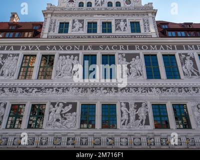 Bemaltetes Gebäude im Innenhof des Residenzschlosses, Dresden, Sachsen, Deutschland Stockfoto