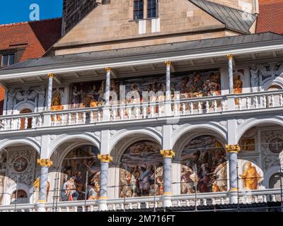 Fresken auf den Balkonen unter dem Hausmannsturm im Innenhof des Residenzschlosses, Dresden, Sachsen, Deutschland Stockfoto