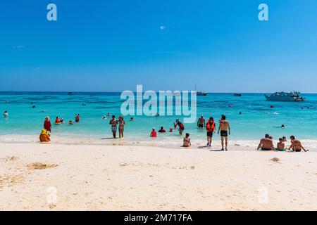 Touristen an einem weißen Sandstrand und türkisfarbenem Wasser, Koh Rok, Mu Ko Lanta Nationalpark, Thailand Stockfoto