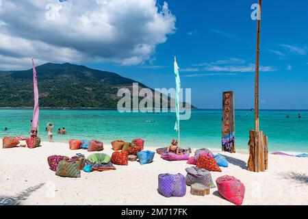 Kissen zum Entspannen am Sonnenaufgangsstrand, Koh Lipe, Tarutao Nationalpark, Thailand Stockfoto