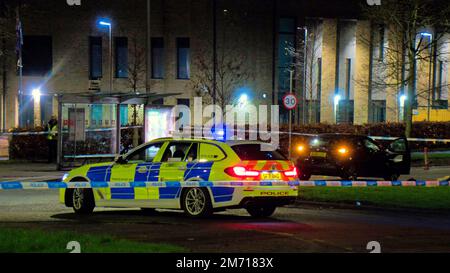 Glasgow, Schottland, Vereinigtes Königreich 6. Januar 2023. Die Great Western Road war in östlicher Richtung an der Blairdardie School Bushaltestelle gesperrt, da die Buslinie einen Verkehrsunfall mit einem Auto und einem Fußgänger sah. Ein großer Bereich wurde für die Forensik abgeklebt. Credit Gerard Ferry/Alamy Live News Stockfoto