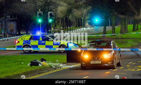 Glasgow, Schottland, Vereinigtes Königreich 6. Januar 2023. Die Great Western Road war in östlicher Richtung an der Blairdardie School Bushaltestelle gesperrt, da die Buslinie einen Verkehrsunfall mit einem Auto und einem Fußgänger sah. Ein großer Bereich wurde für die Forensik abgeklebt. Credit Gerard Ferry/Alamy Live News Stockfoto