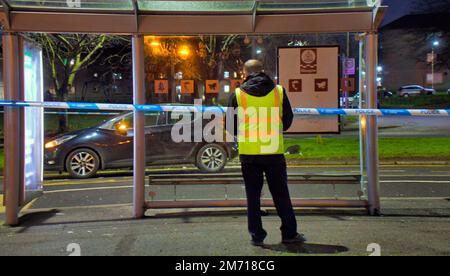 Glasgow, Schottland, Vereinigtes Königreich 6. Januar 2023. Die Great Western Road war in östlicher Richtung an der Blairdardie School Bushaltestelle gesperrt, da die Buslinie einen Verkehrsunfall mit einem Auto und einem Fußgänger sah. Ein großer Bereich wurde für die Forensik abgeklebt. Credit Gerard Ferry/Alamy Live News Stockfoto