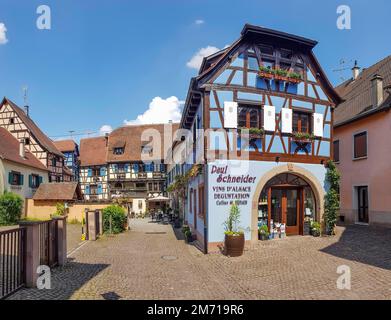 Farbenfrohe Fachwerkhäuser im Zentrum der Altstadt, Eguisheim, Haut-Rhin, Elsass, Frankreich Stockfoto