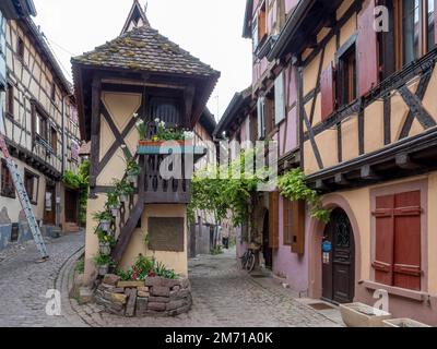 Taubenhaus, Fachwerkhäuser in der engen Gasse, Eguisheim, Grand Est, Haut-Rhin, Elsass, Elsass, Frankreich Stockfoto