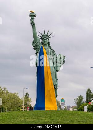 12 Meter hohe Nachbildung der Freiheitsstatue vom Künstler G. Roche nach Frederic Auguste Bartholdi, Schöpfer der Statue mit der ukrainischen Flagge Stockfoto